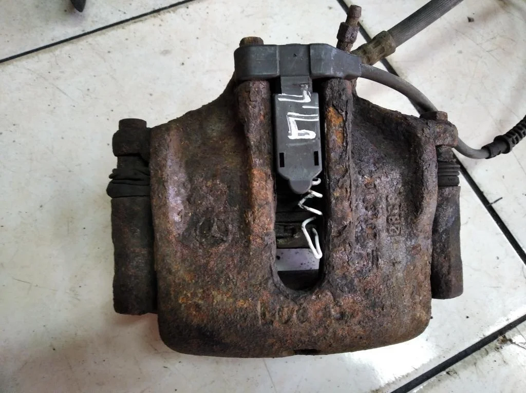 Суппорт передний левый Mercedes-Benz