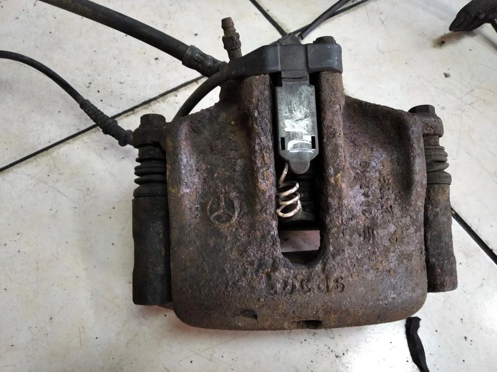 Суппорт передний правый Mercedes-Benz