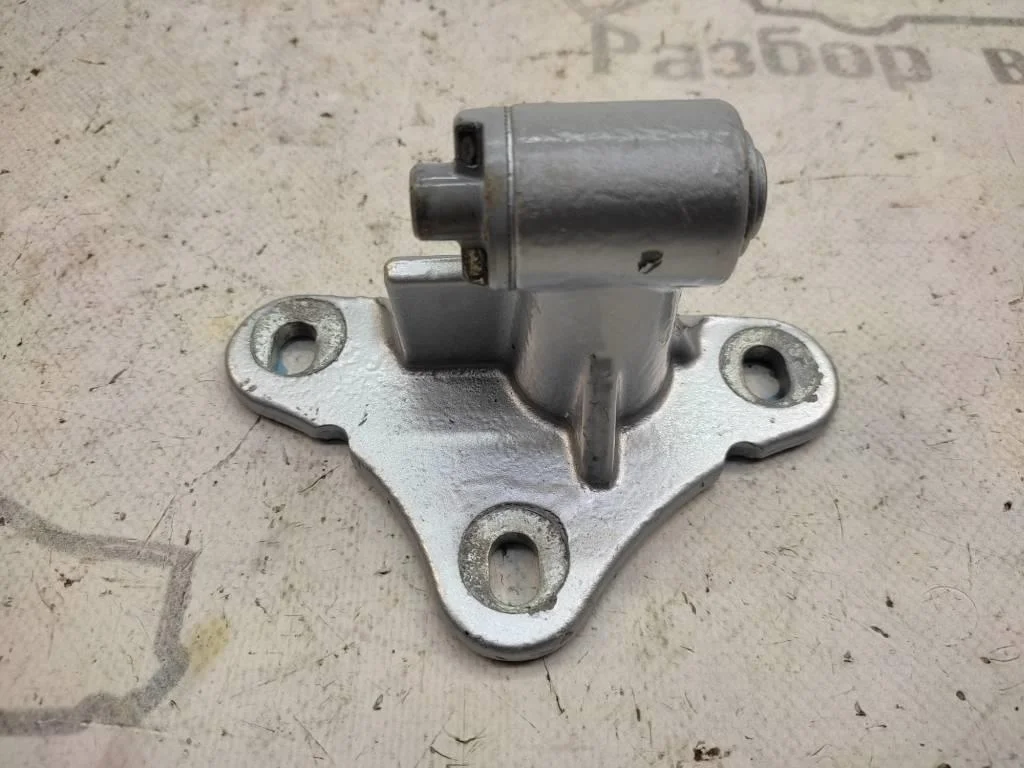 Петля двери Mercedes-Benz