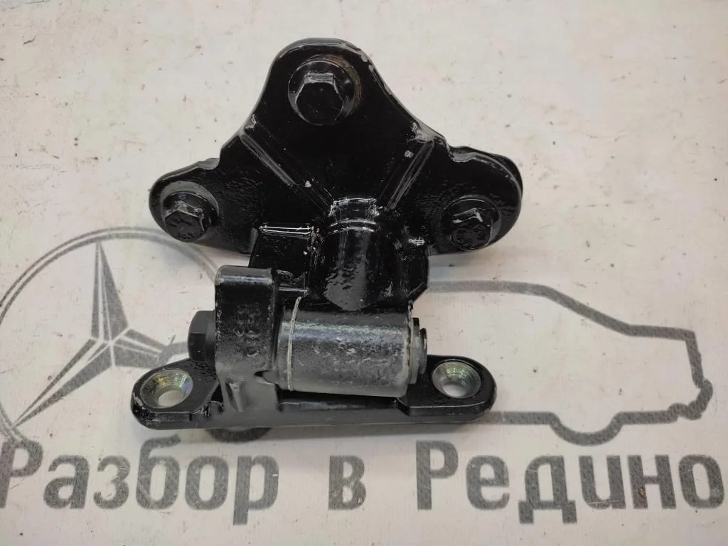 Петля двери Mercedes-Benz