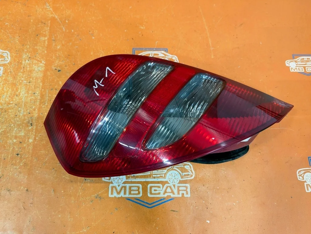 Фонарь задний левый Mercedes-Benz