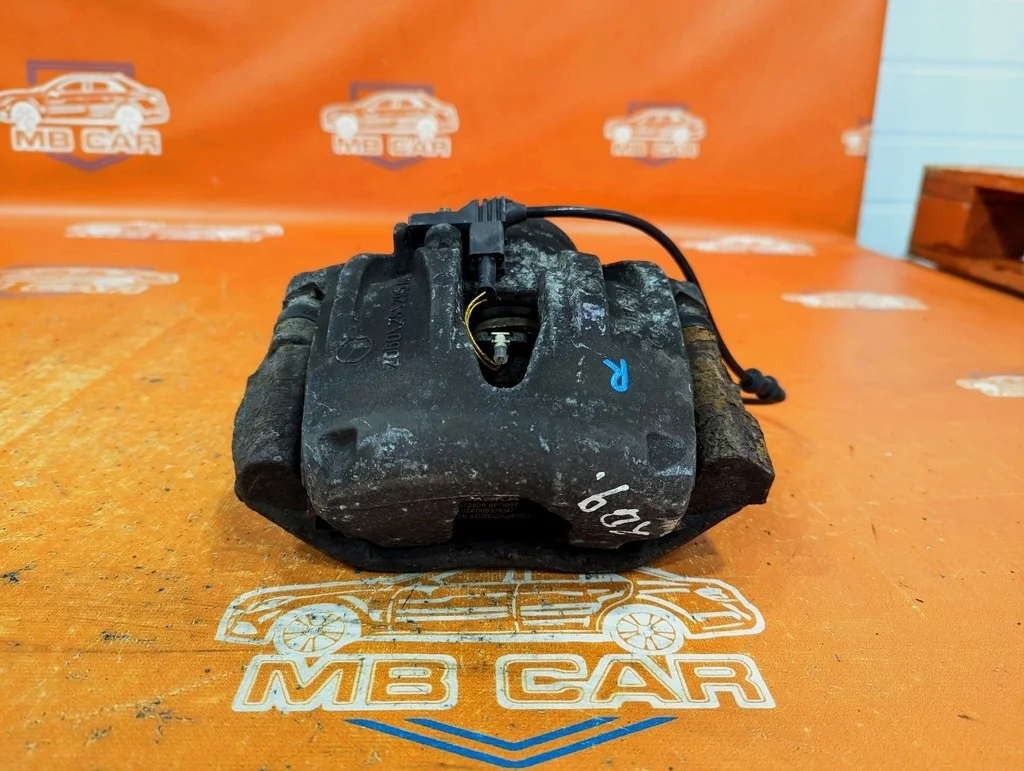 Суппорт передний правый Mercedes-Benz