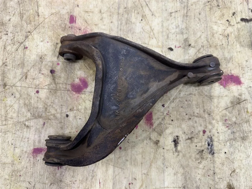 Рычаг подвески верхний RL (Y-образный) УЦЕНКА требуется замена сайлнтов