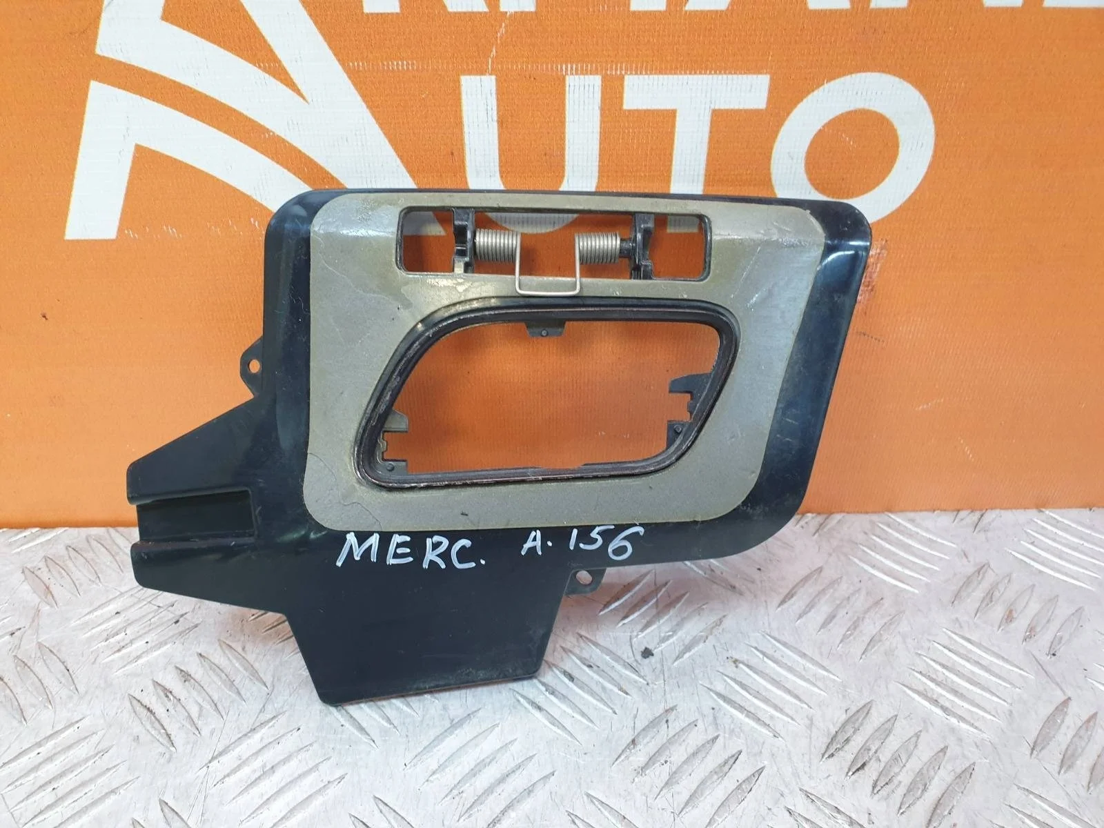 Кронштейн форсунки фароомывателя Mercedes GLA-Class 2013-2017 X156