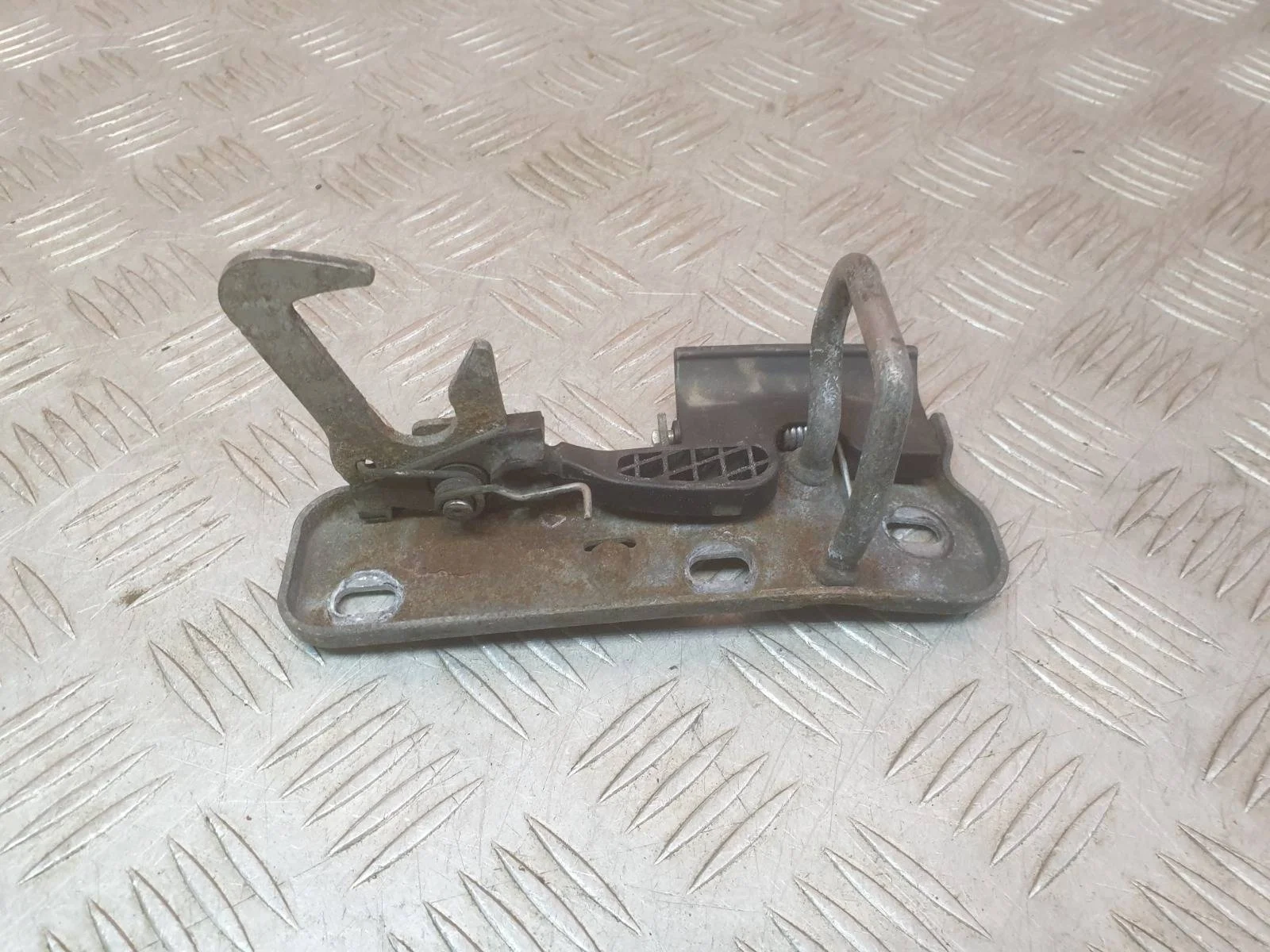 Замок капота Volkswagen Tiguan 2007-2018