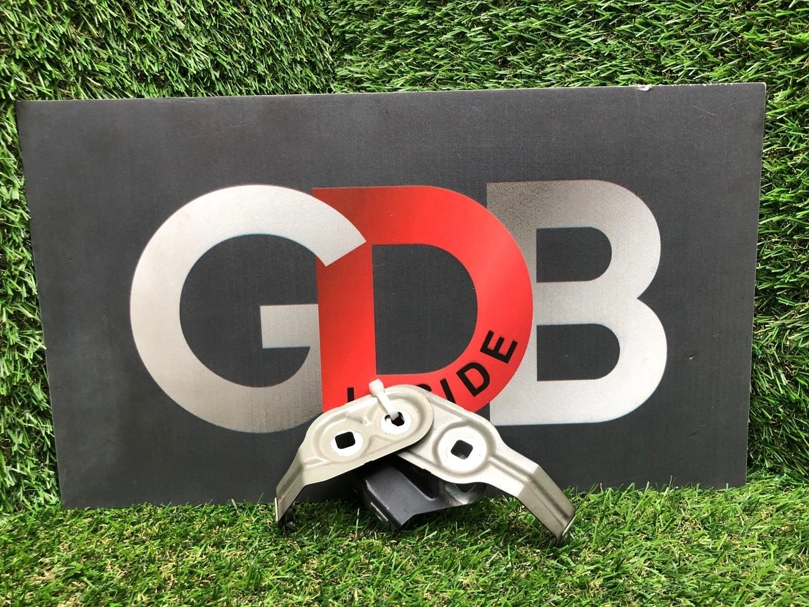 Крепление крыла BMW 5 series 10.05.2010 41357207204 F10 N52B30A, переднее правое