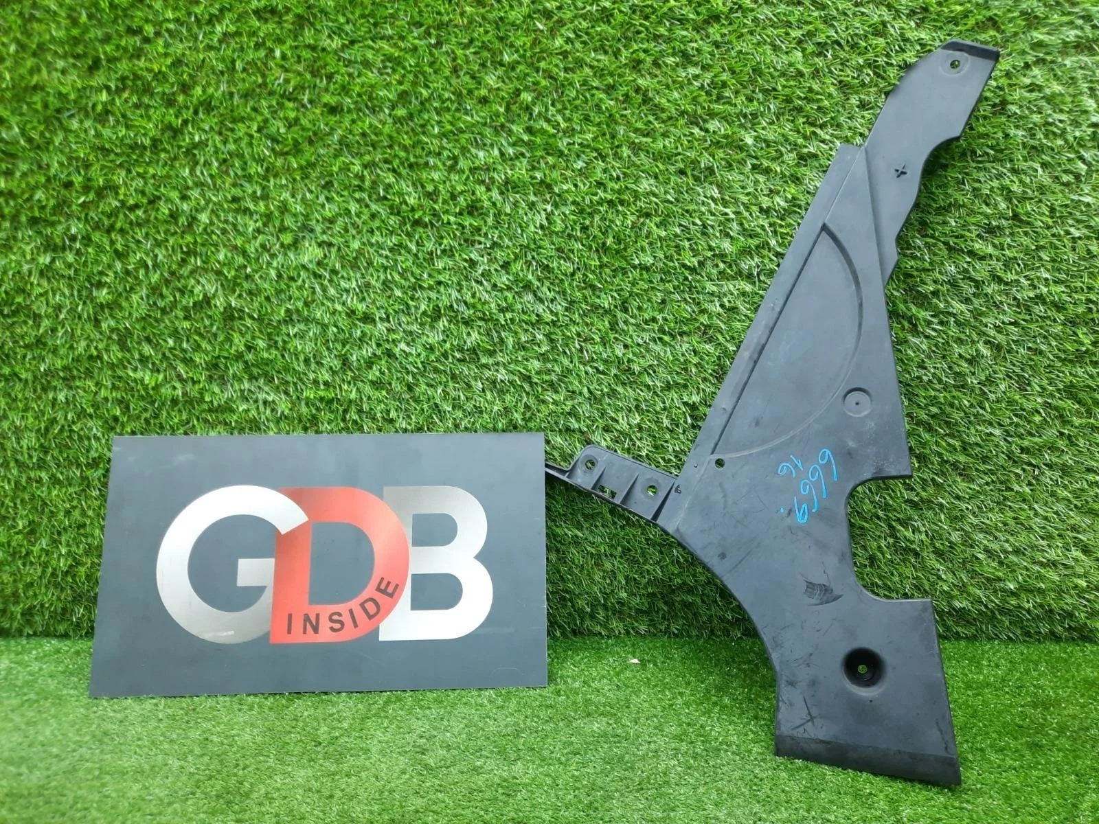 Защита топливного бака BMW 5 series 2010 51757186722 F10 N52B25AF, задняя правая