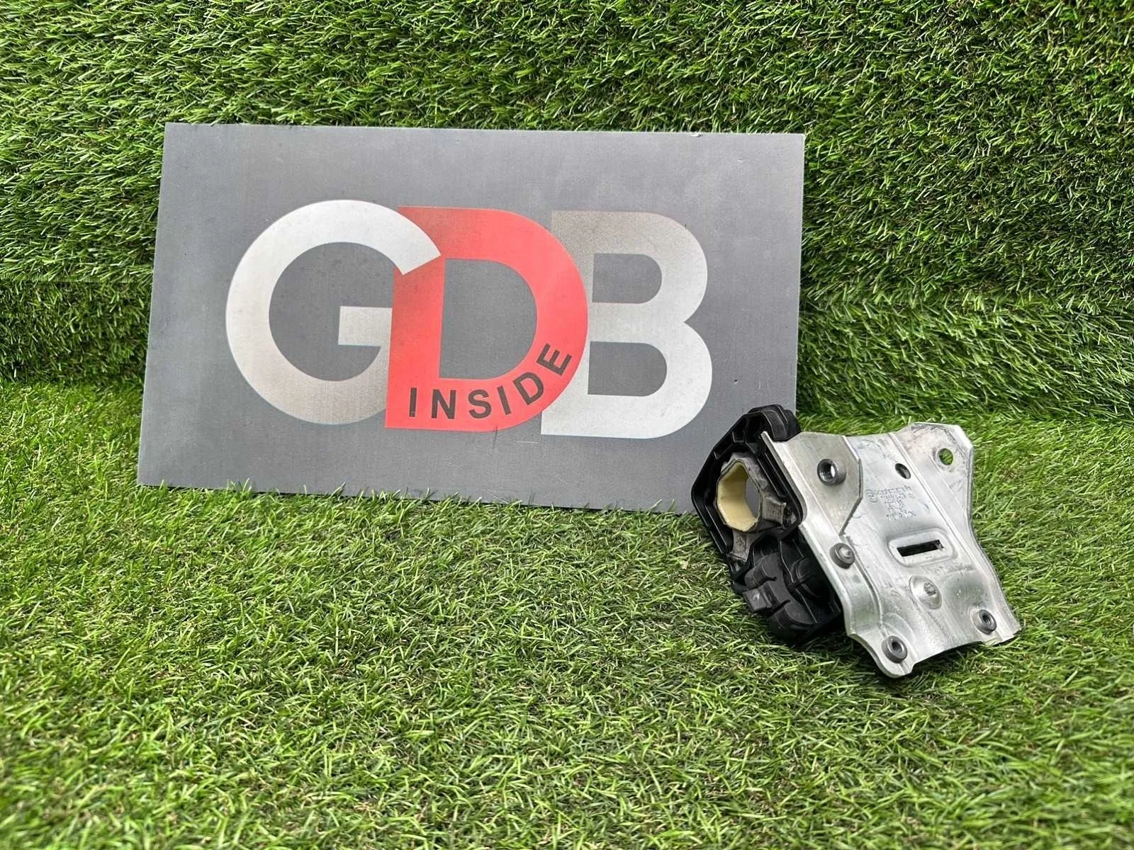 Кронштейн радиатора Bmw 5 Series 2012 51117186514 F10 N20B20B, правый