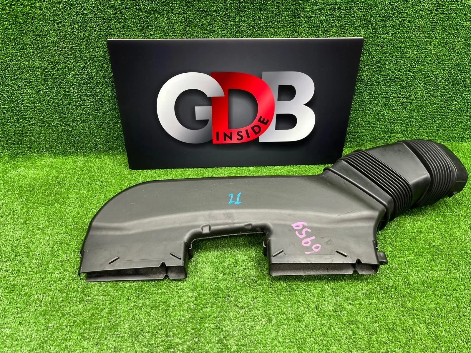 Воздухозаборник BMW X1 25.10.2011 13717541737 E84 N20B20A