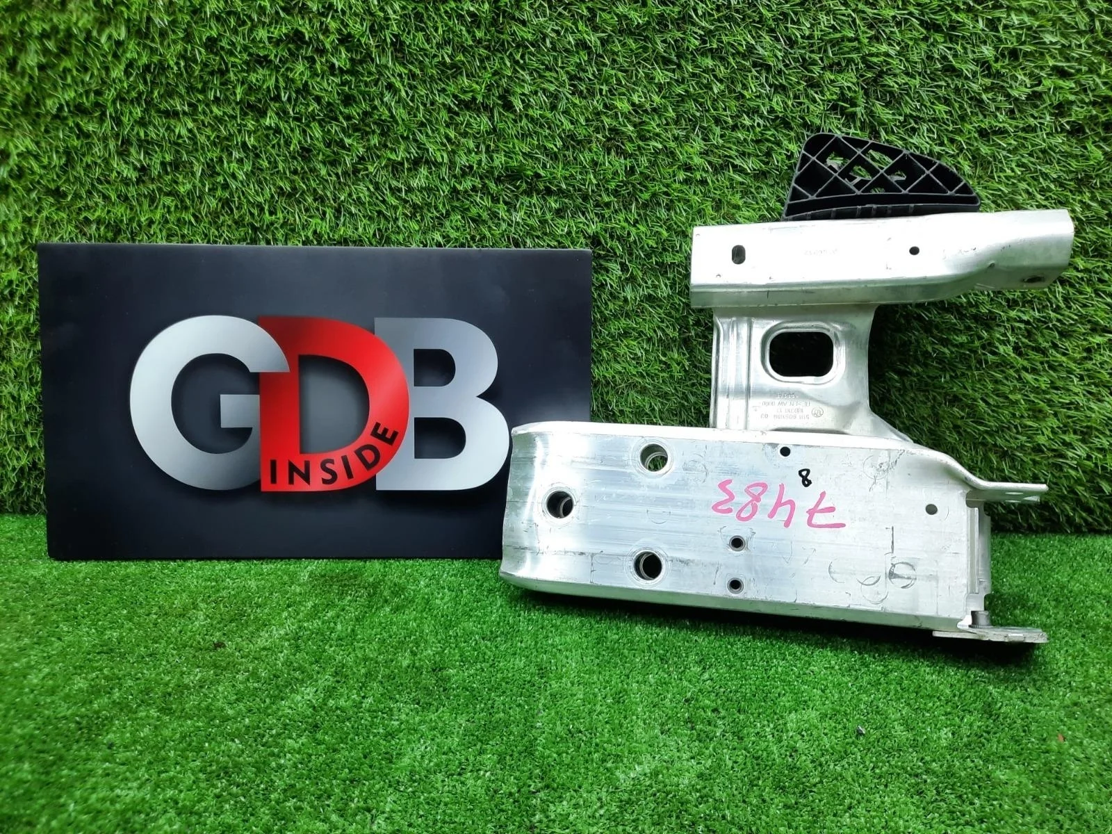 Крепление усилителя бампера BMW 3 series 29.10.2012 51117266191 F30 N20B20B, переднее левое