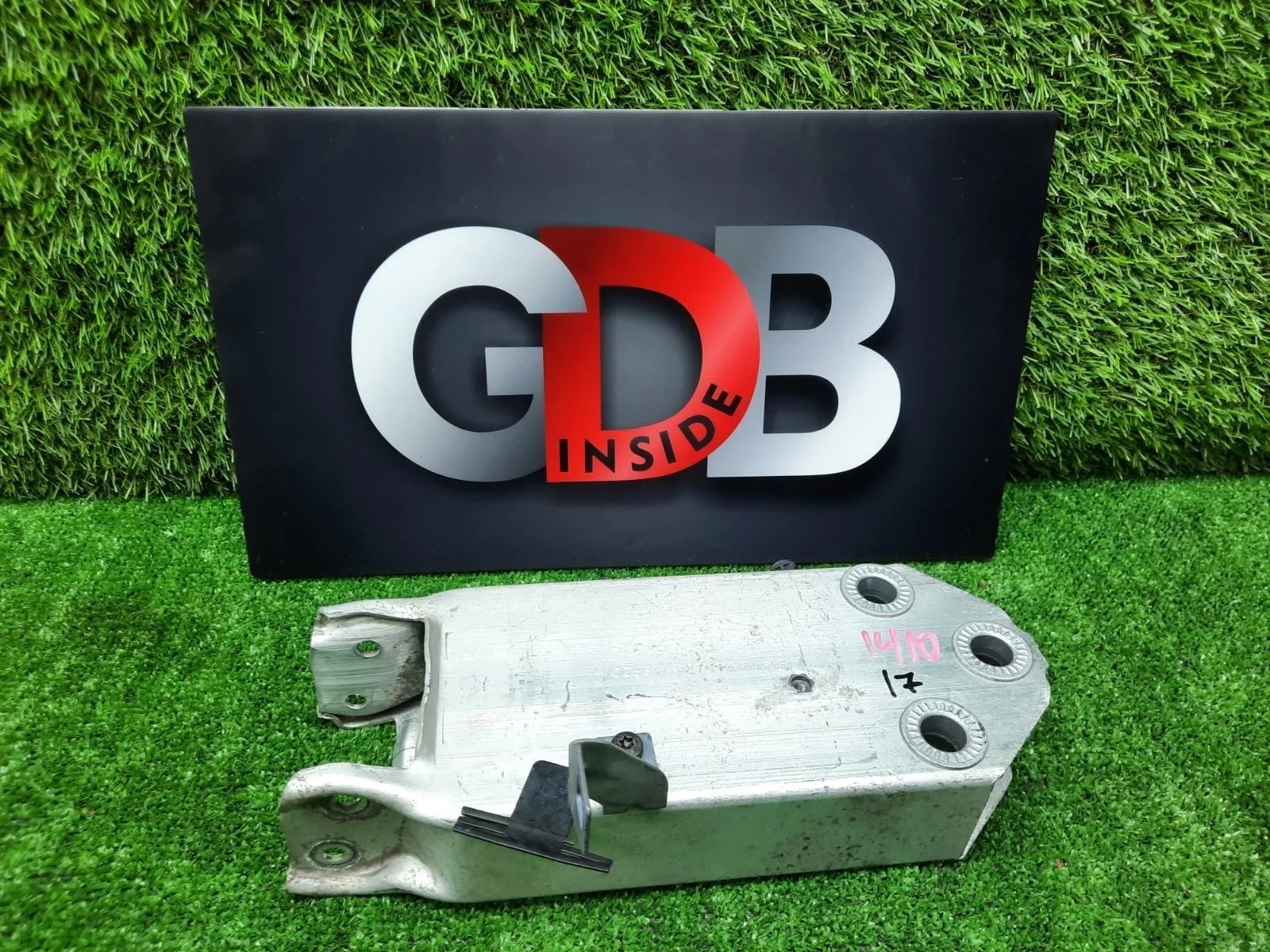 Крепление усилителя бампера BMW 5 series 26.11.2010 51117200705 F11 N52B25AF, переднее правое