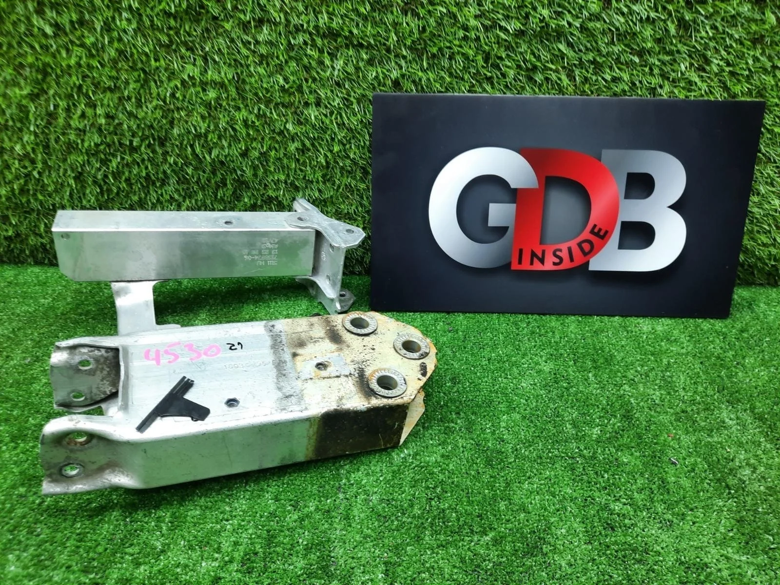 Крепление усилителя бампера BMW 5 series 18.01.2011 51117200705 F10 N52B25AF, переднее правое