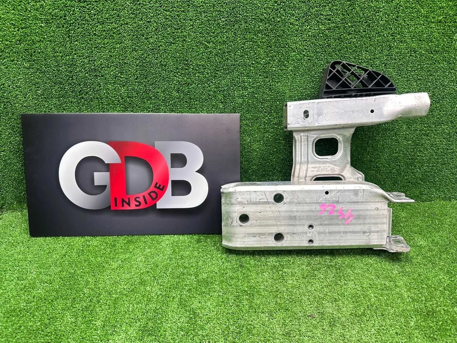 Крепление усилителя бампера BMW 1 series 18.05.2015 51117266191 F20 N13B16A, переднее левое