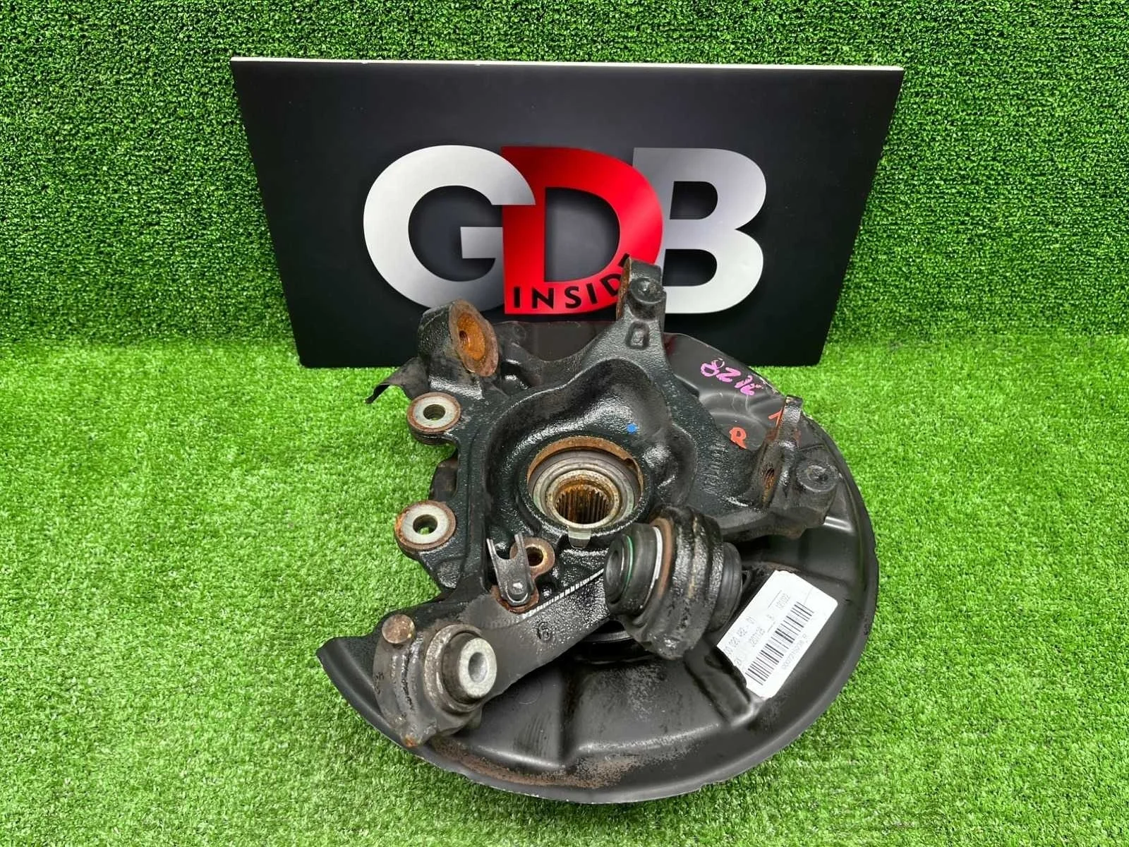 Кулак поворотный BMW 1 series 23.10.2012 33326792516 F20 N13B16A, задний правый