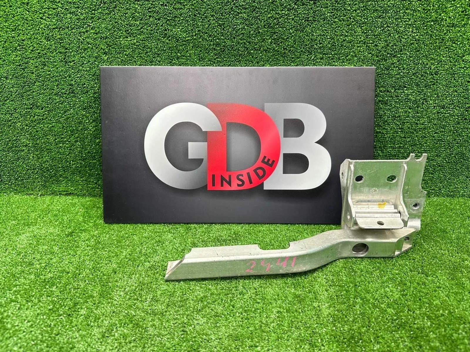 Кронштейн радиатора Bmw 7 Series 10.08.2012 51117186514 F01 N55B30A, правый