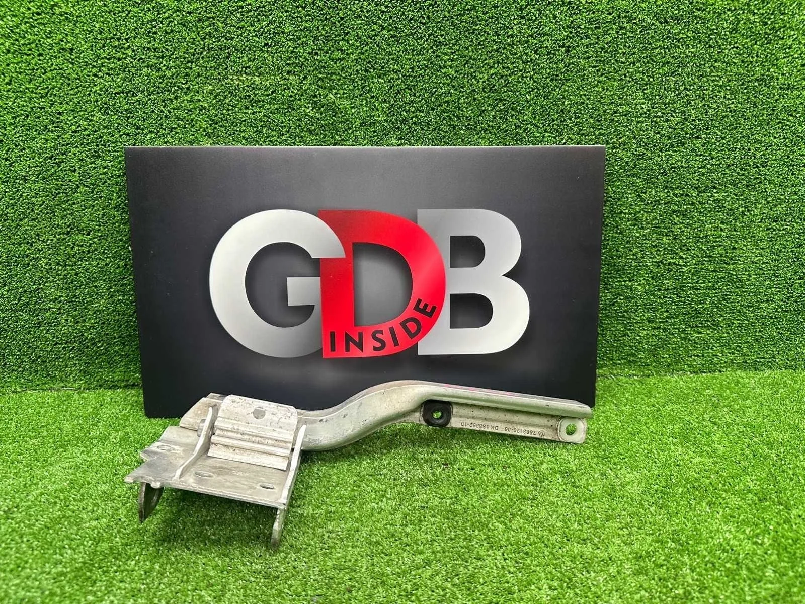 Кронштейн радиатора Bmw 7 Series 08.05.2013 51117186514 F01 N55B30A, правый