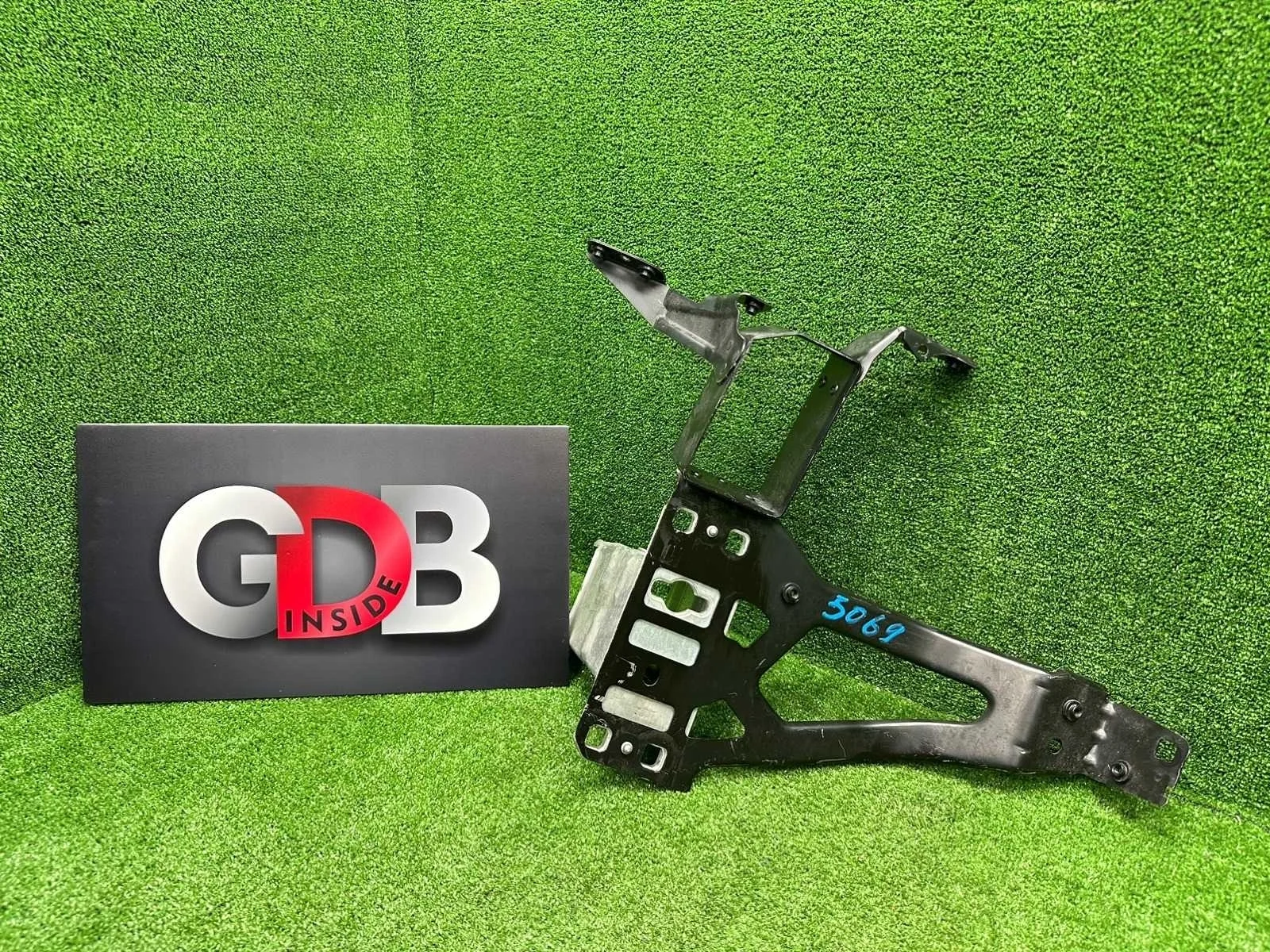 Кронштейн фары BMW 5 series 04.10.2004 51647163484 E60 M54B25, правый