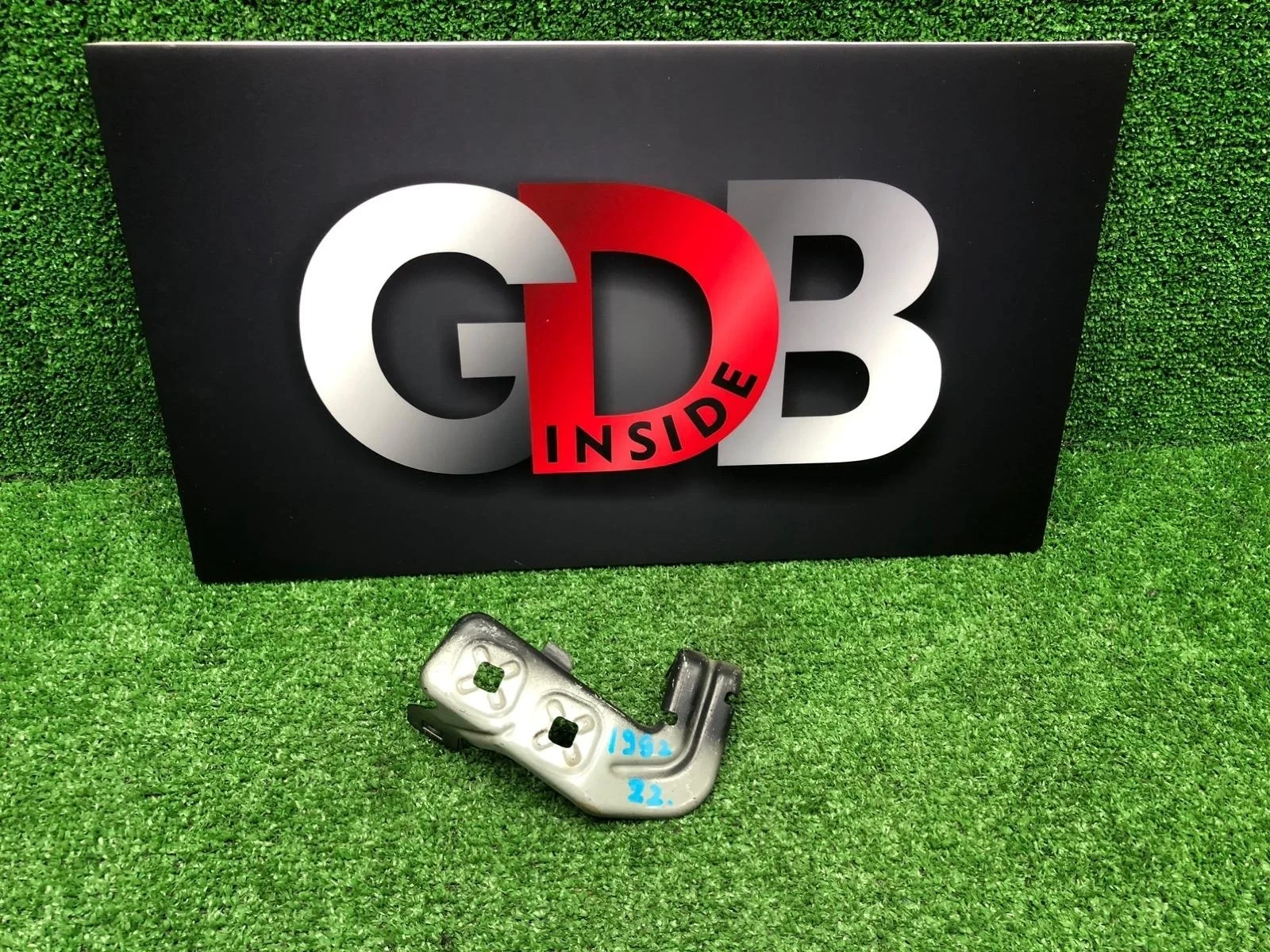 Кронштейн крыла BMW 3 series 16.01.2013 41358066940 F30 N20B20B, передний правый