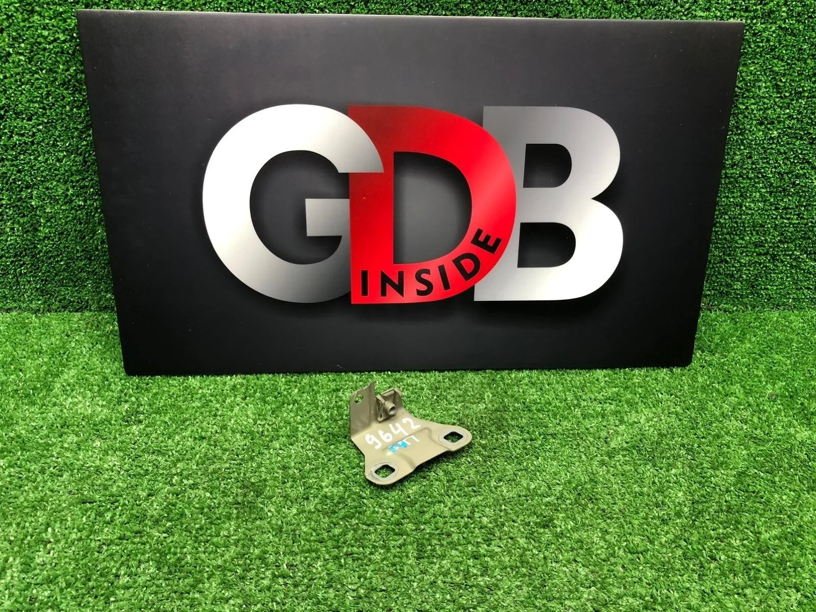 Крепление крыла BMW 5 series 20.05.2010 41357207204 F10 N52B30AF, переднее правое