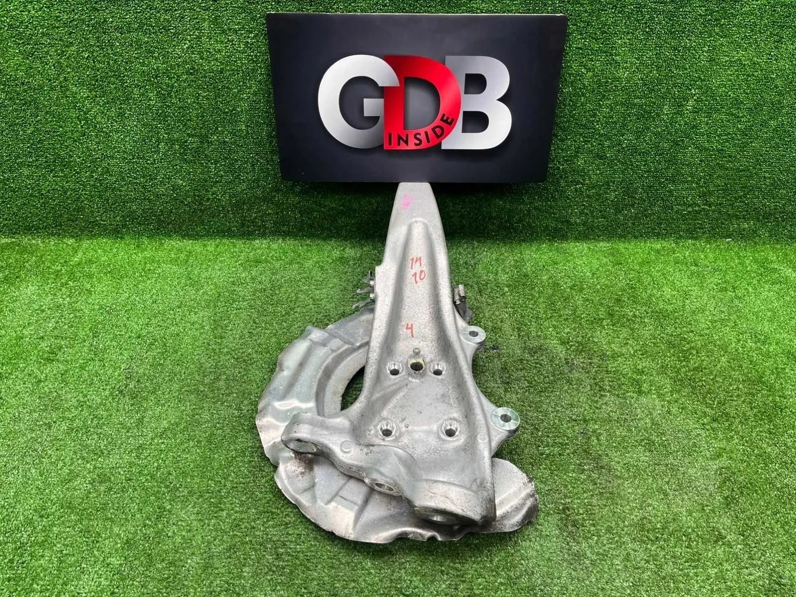 Кулак поворотный Bmw 5 Series 26.11.2010 31216775770 F11 N52B25AF, передний правый