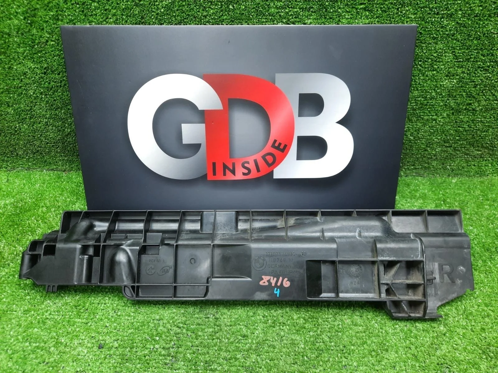 Рамка радиатора Bmw X1 05.05.2010 17107524914 E84 N52B30AE, передняя правая