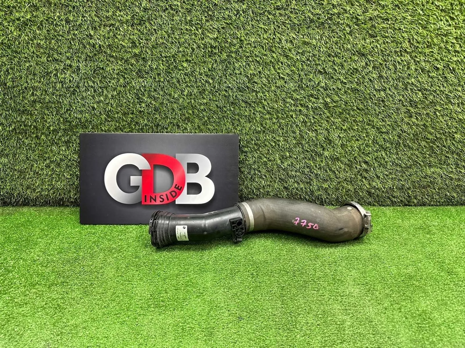 Патрубок интеркулера BMW 1 series 25.10.2014 13717597588 F20 N13B16A