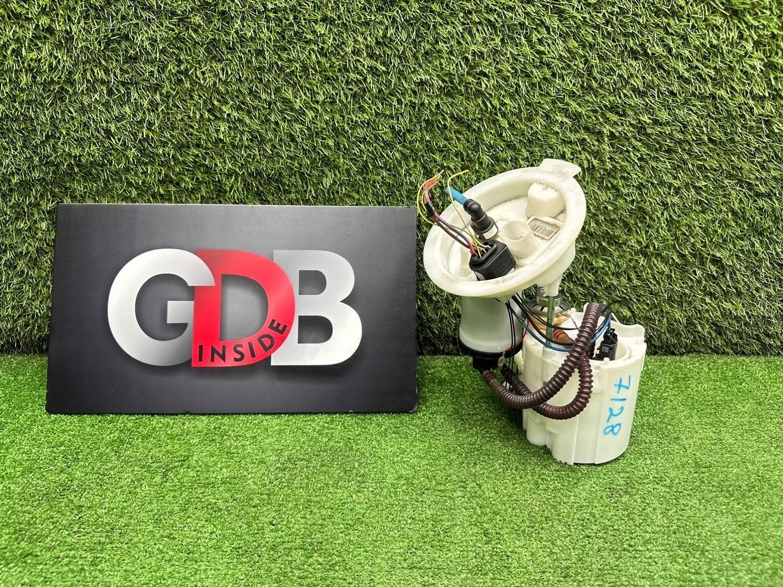 Топливная станция с насосом Bmw 1 Series 23.10.2012 16117243974 F20 N13B16A