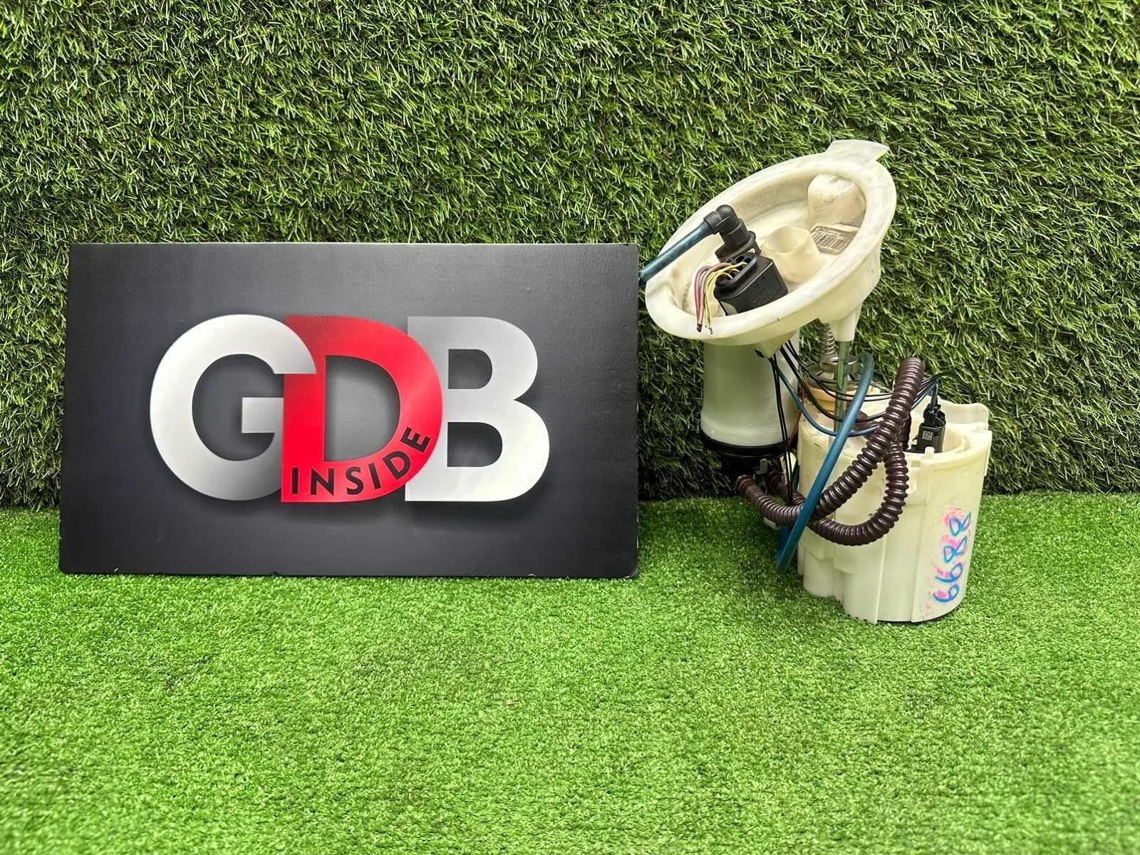 Топливная станция с насосом Bmw 1 Series 21.04.2012 16117243974 F20 N13B16A