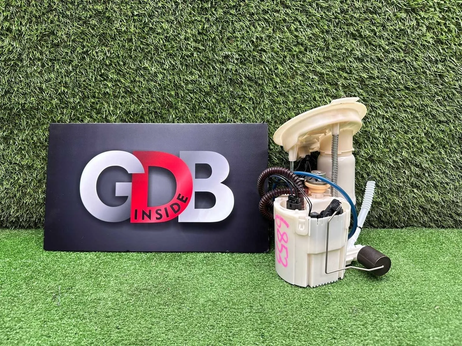 Топливная станция с насосом Bmw 1 Series 28.04.2012 16117243974 F20 N13B16A