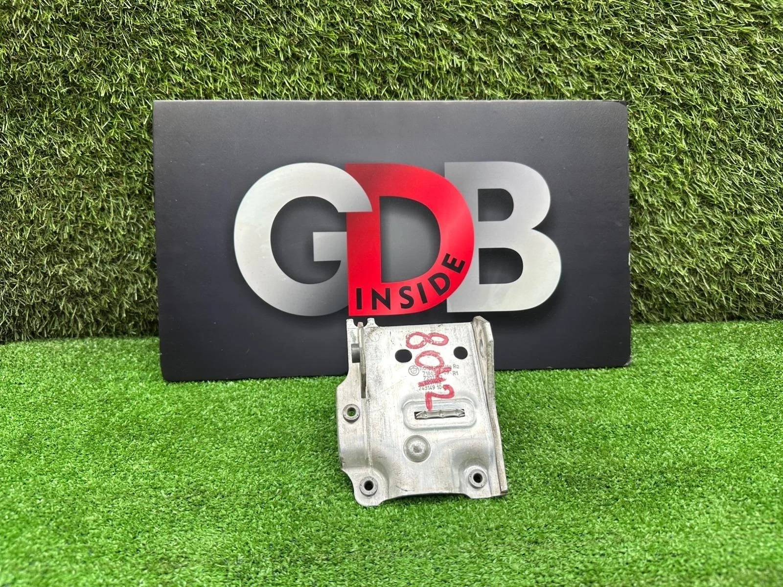 Кронштейн радиатора Bmw 5 Series 2011 51117186514 F11 N52B25AF, правый