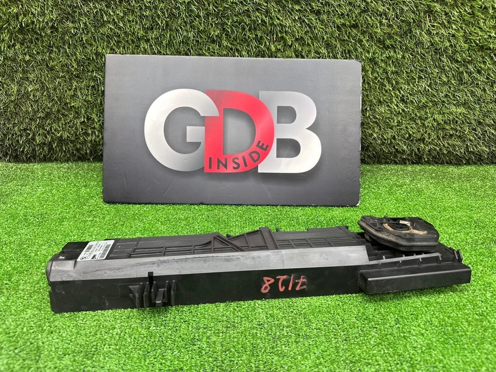 Рамка радиатора Bmw 1 Series 23.10.2012 17117600536 F20 N13B16A, левая