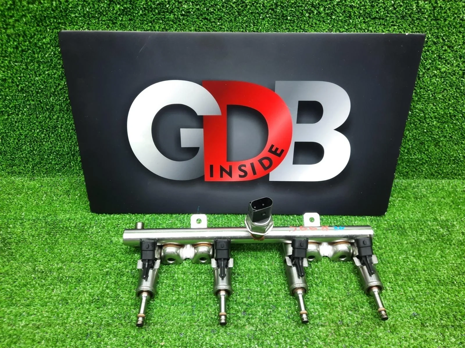 Топливная рампа с форсунками Bmw 1 Series 21.01.2014 13537592426 F20 N13B16A