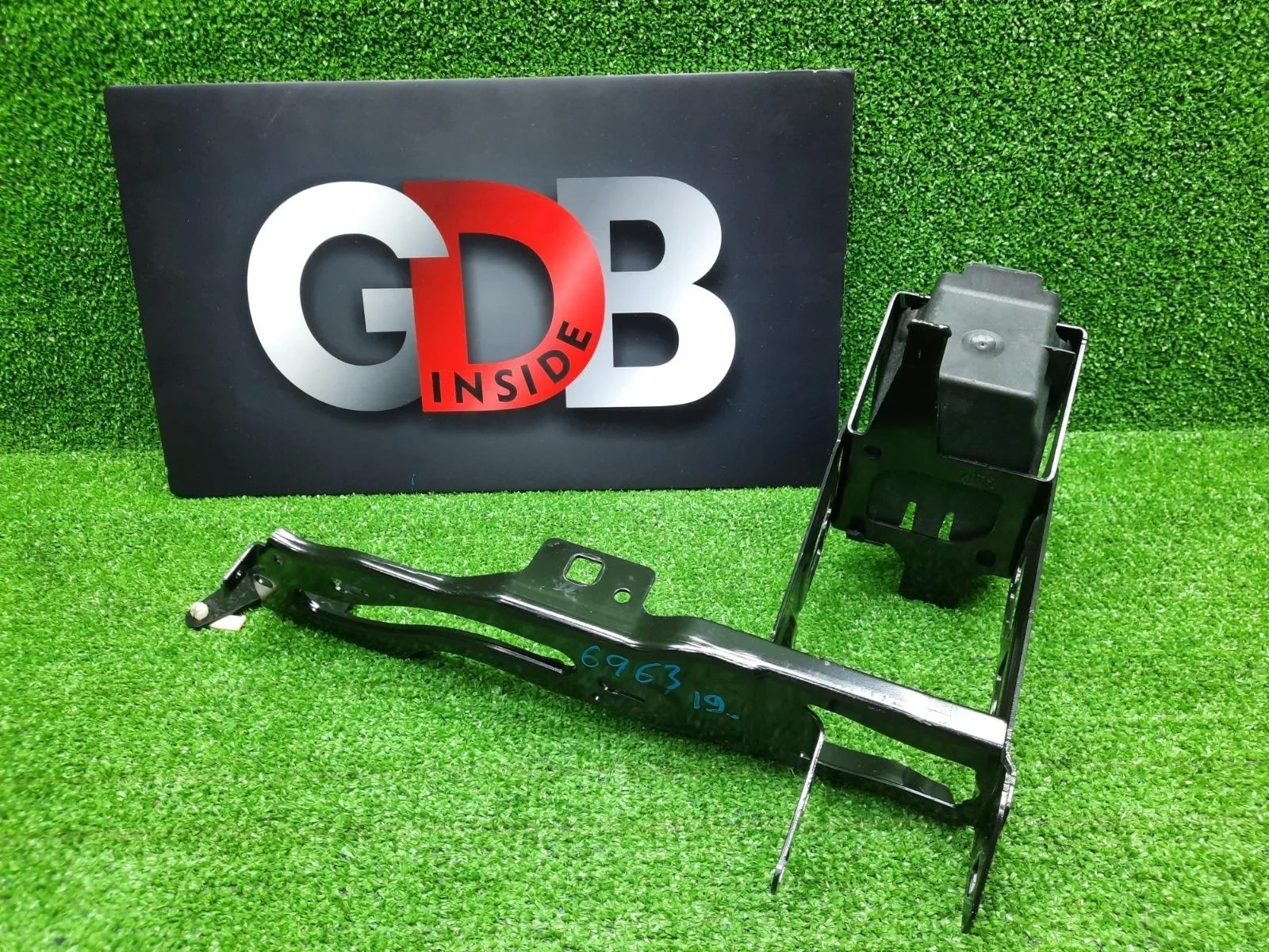 Кронштейн фары Bmw 1 Series 13.10.2012 51647245792 F20 N13B16A, передний правый