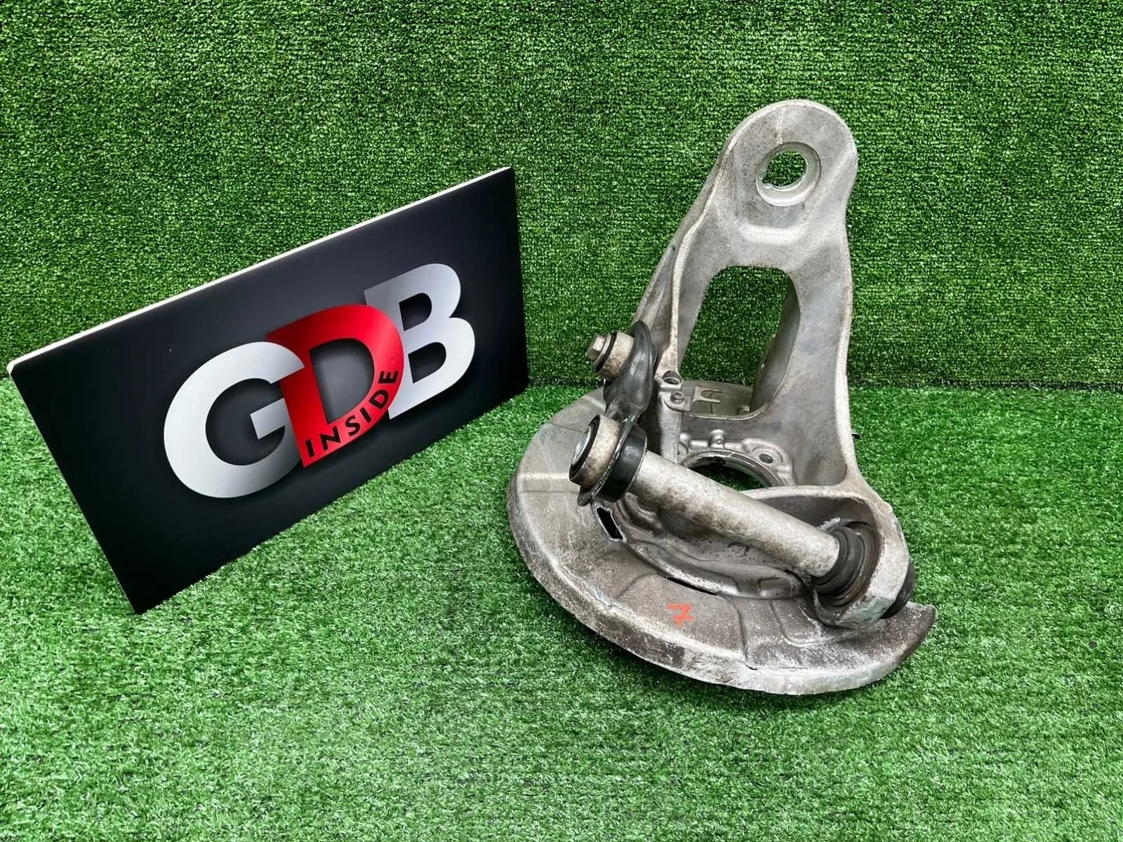 Кулак поворотный BMW X5 16.05.2014 33326879102 F15 N55B30A, задний правый