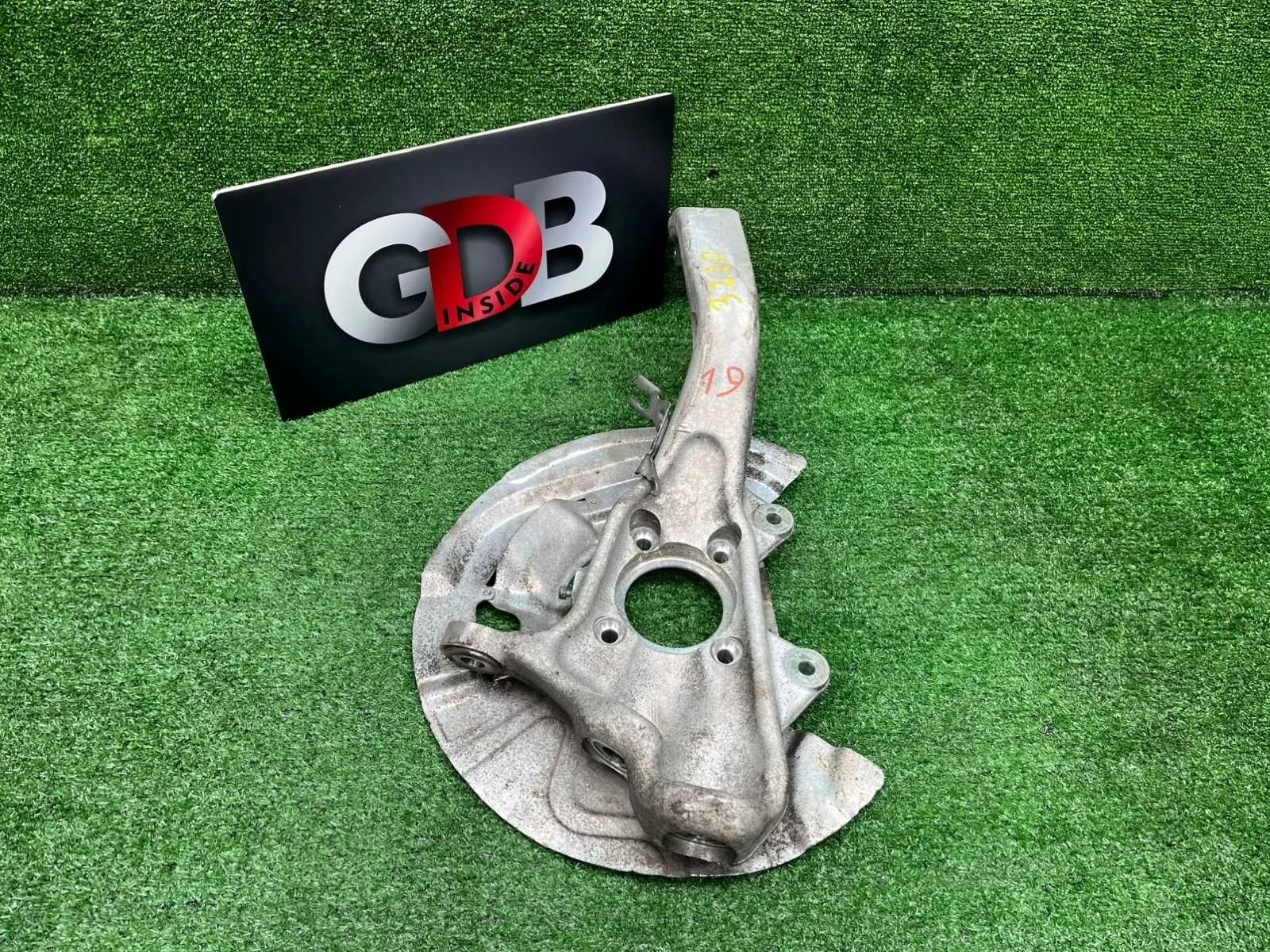 Кулак поворотный Bmw X5 07.11.2011 31216869870 E70 N57D30A, передний правый