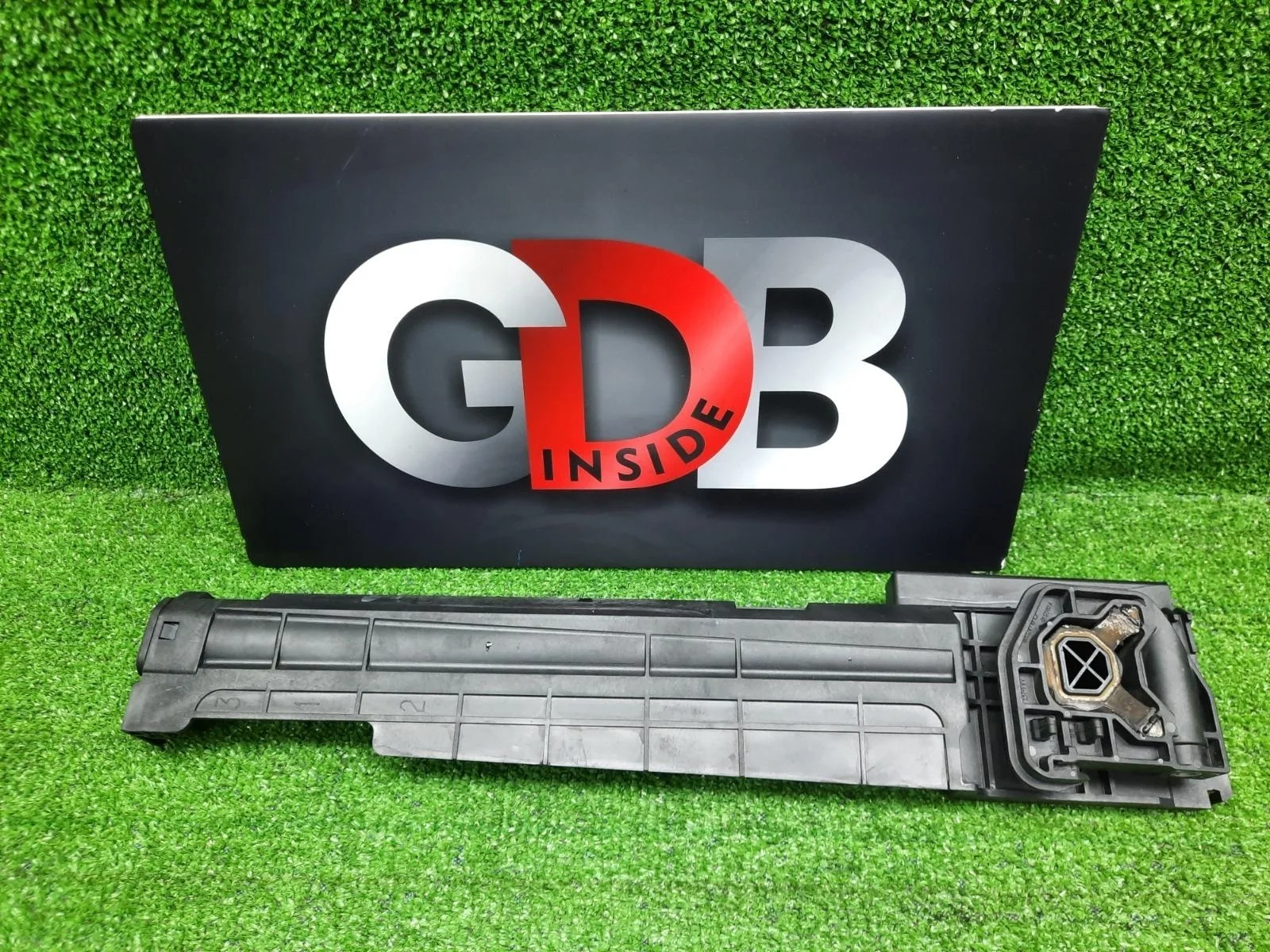 Рамка радиатора BMW 1 series 13.10.2012 17117600537 F20 N13B16A, правая