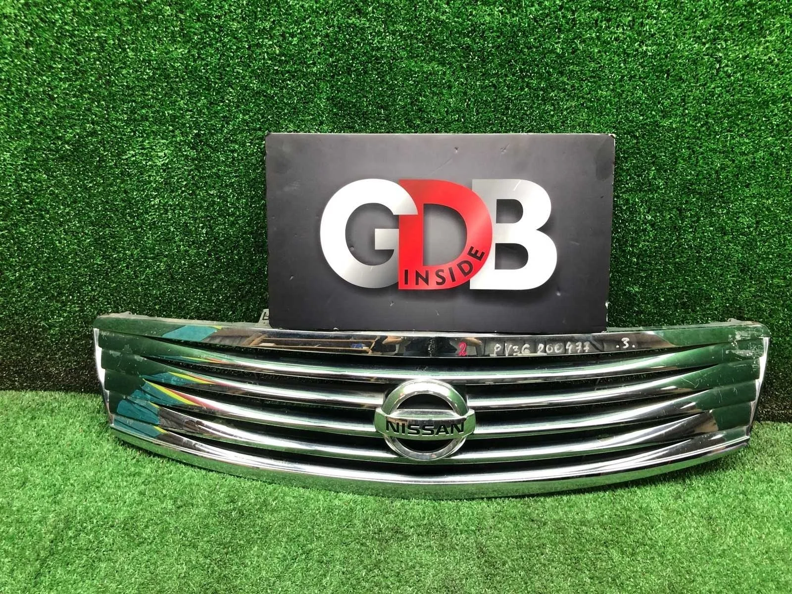 Решетка радиатора Infiniti Nissan Skyline 62070JK000 PV36