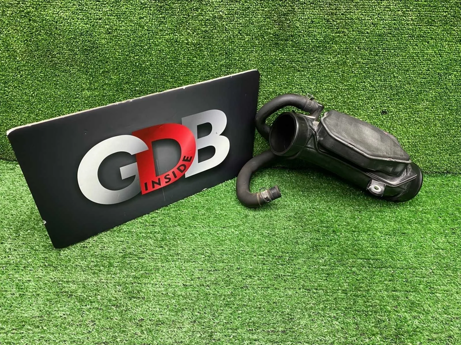 Патрубок воздушного фильтра Nissan Fuga 16576EG000 Y50