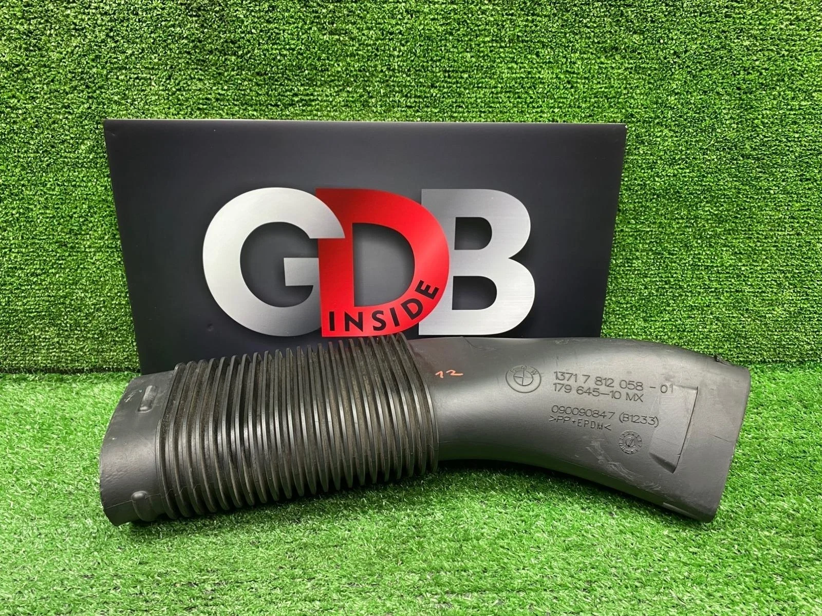 Воздуховод BMW X5 17.09.2012 13717812058 E70 N57D30A