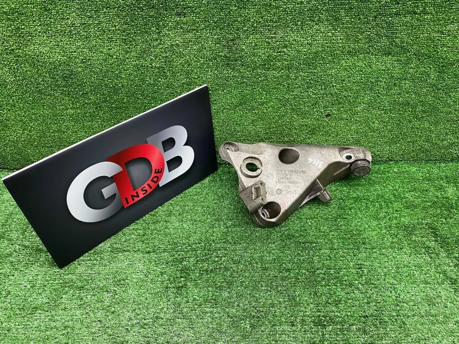 Кронштейн двигателя BMW X5 17.09.2012 22116790021 E70 N57D30A, левый