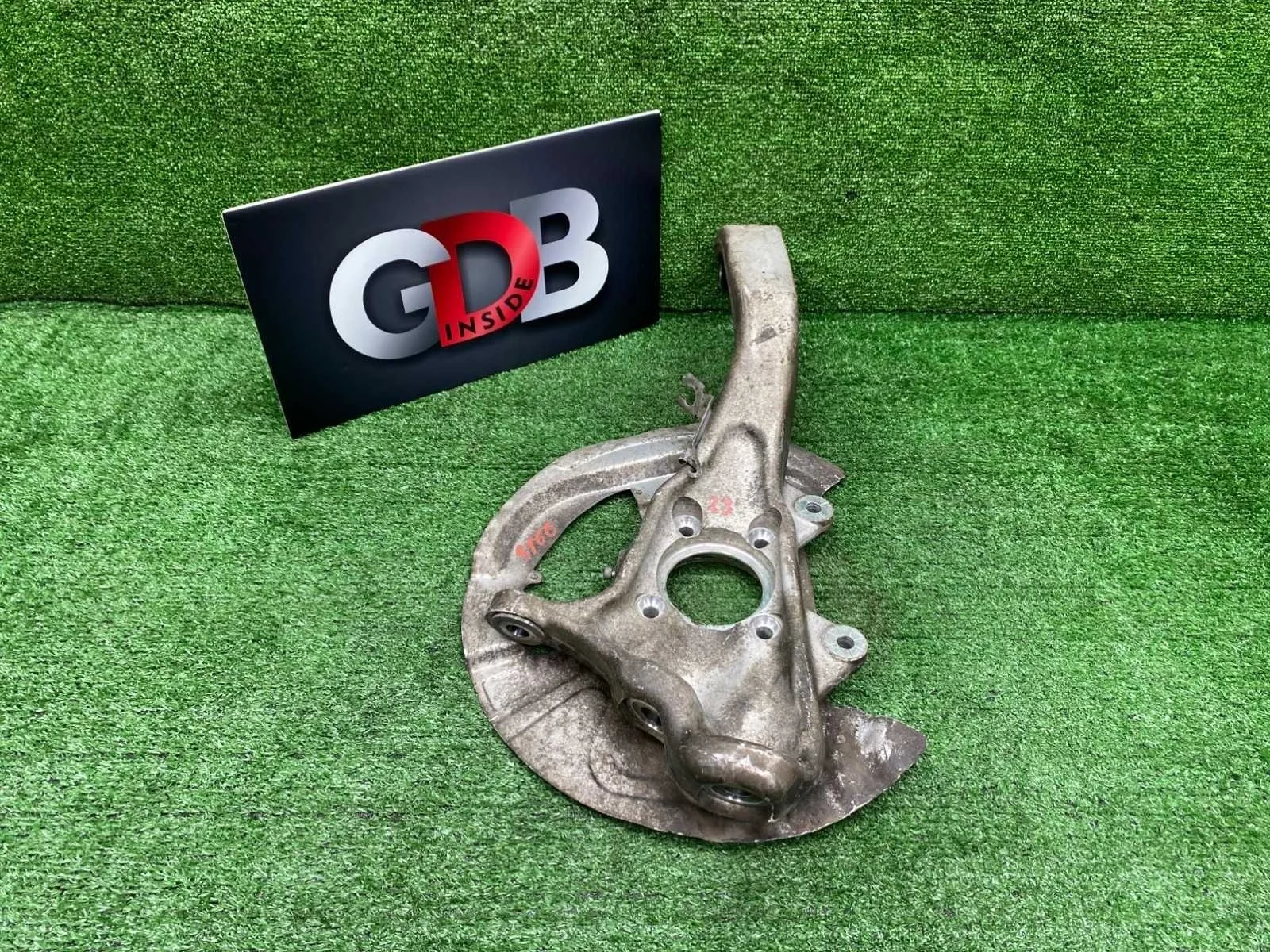 Кулак поворотный Bmw X5 17.09.2012 31216869870 E70 N57D30A, передний правый