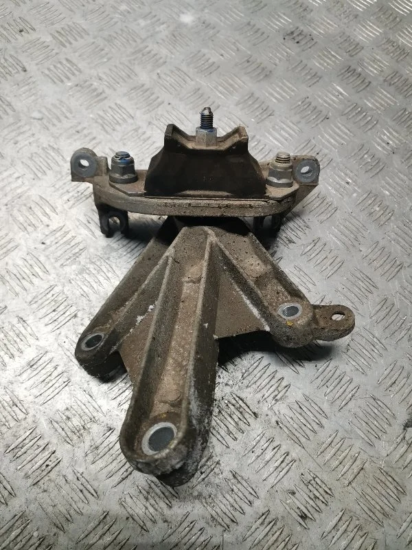 Кронштейн КПП в сборе RENAULT SANDERO 2011 8200216113 BS11 K7J A 710