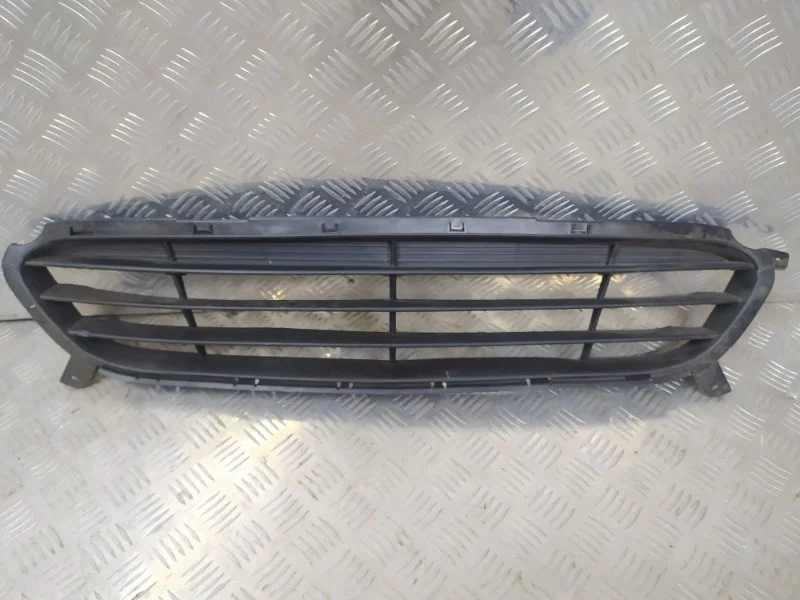 Решетка в бампер центральная HYUNDAI SOLARIS 2010-2014 865611R000