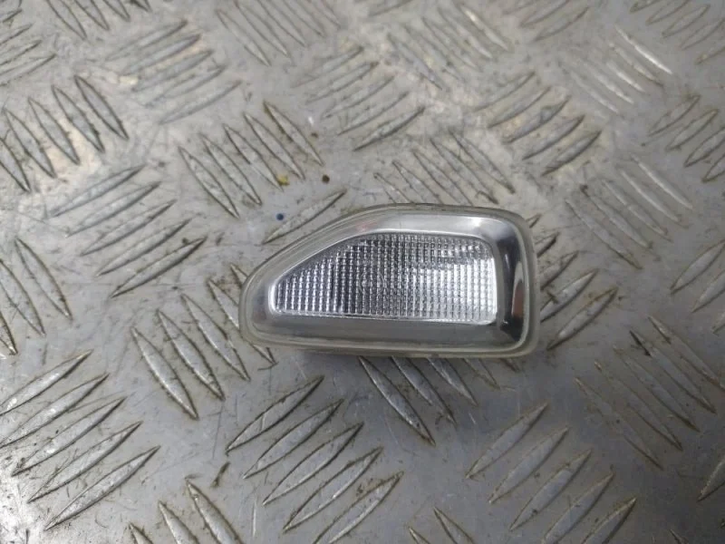 Повторитель в крыло RENAULT LOGAN 2014-2018 261601801R L8 K7M, передний правый