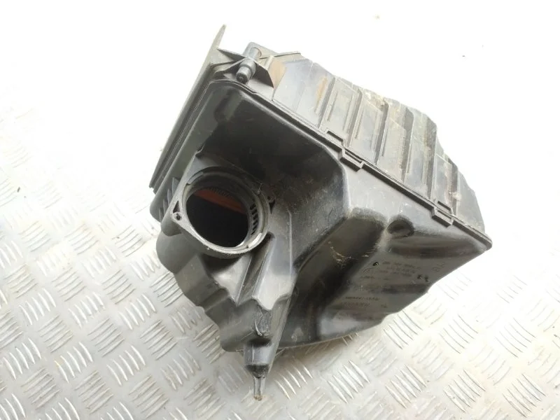 Корпус воздушного фильтра RENAULT FLUENCE 2003–2008 8200947663