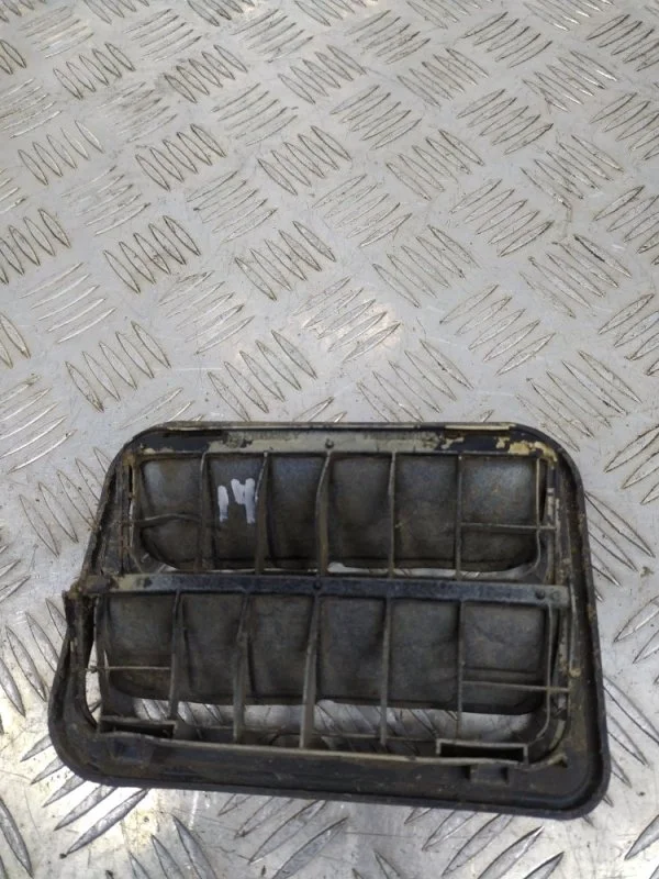 Решетка вентиляционная RENAULT DUSTER 2009-2020 7700838358