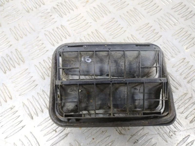 Решетка вентиляционная RENAULT DUSTER 2009-2020 7700838358