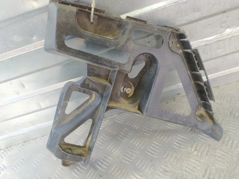 Кронштейн заднего бампера RENAULT MEGANE 2003-2008 8200146042, задний правый