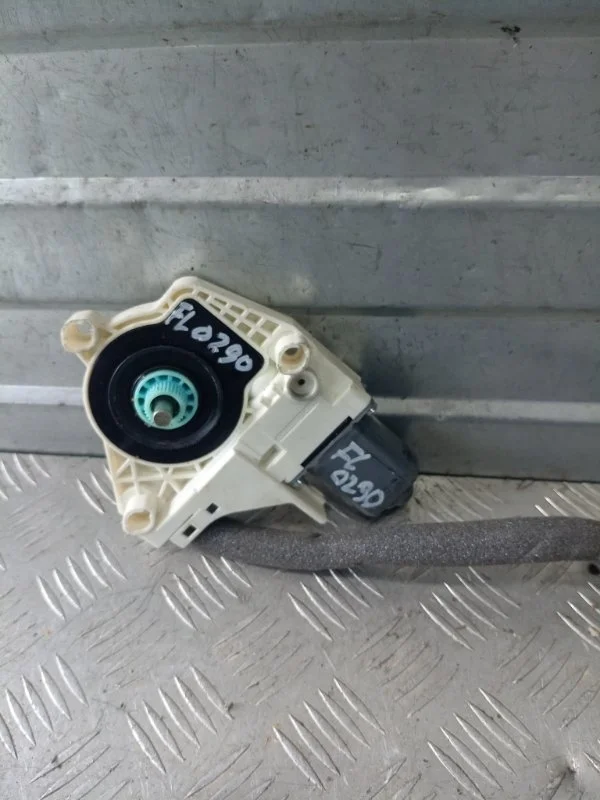 Моторчик стеклоподъемника SKODA YETTI 2009-2014 8K0959811 5L 1.2, передний левый