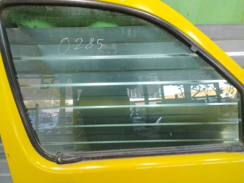 Стекло двери RENAULT KANGOO 2002-2007 7701475289 K7J700, переднее правое